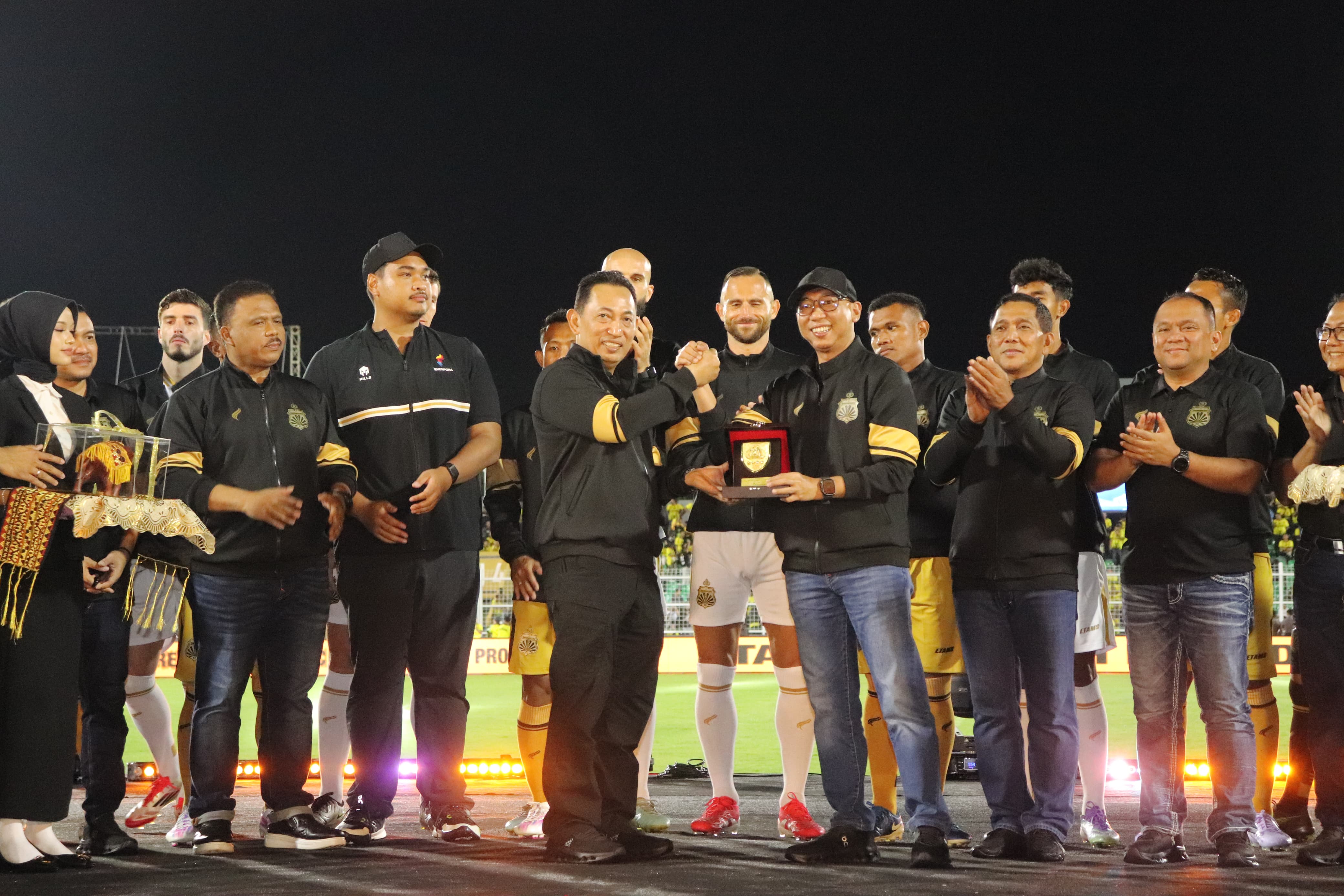 Hujan Rahmat untuk Kick-off Sejarah: Lampung Luncurkan Tim Kebanggaan, Gelora Suporter Banjiri Stadion